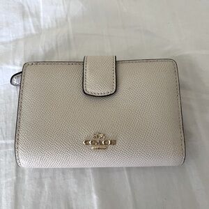 Coach medium wallet, color, chalk, pebbled leather